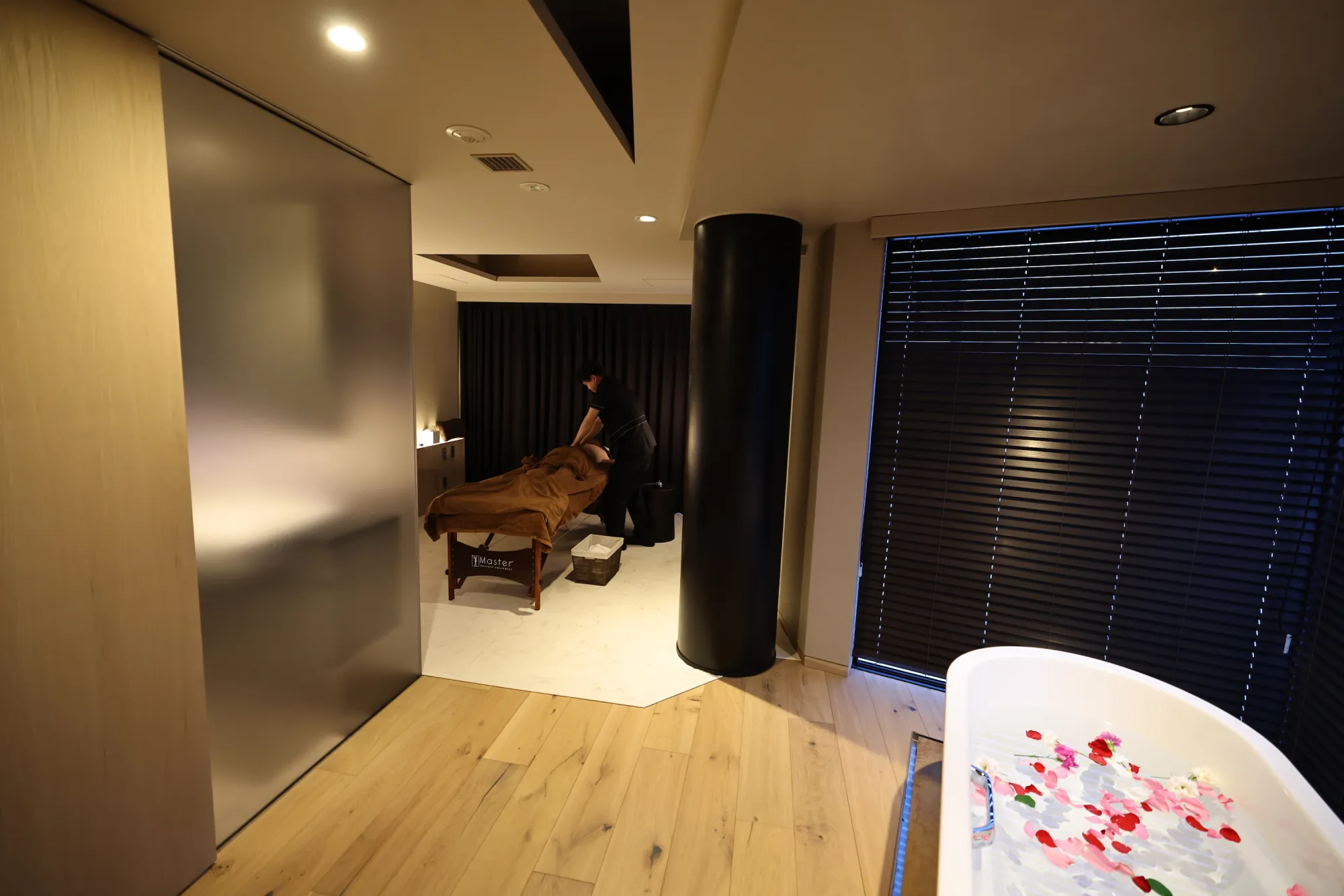 Spa and flower bath room